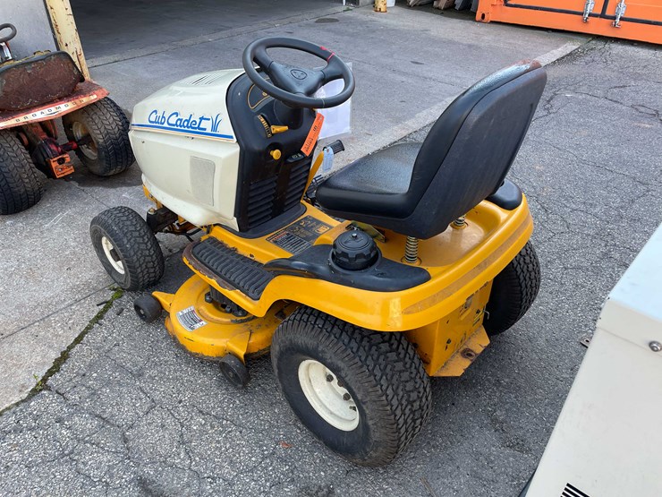 #3103-•-cub-cadet-riding-lawn-mower-(o3)-image-4