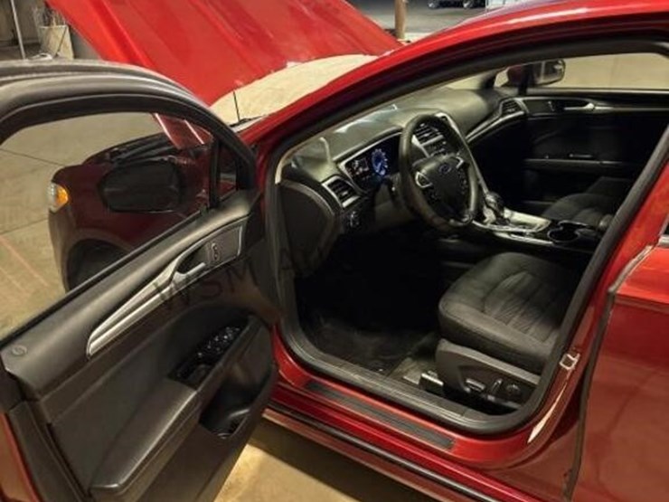 2016-ford-fusion-se-sdn-image-22