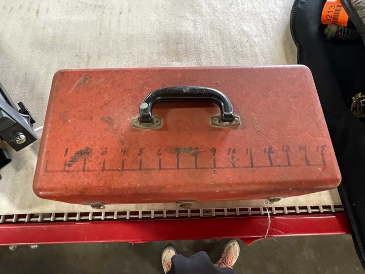 #3105-•-vintage-tackle-box-&-lures-(t14)-image-8