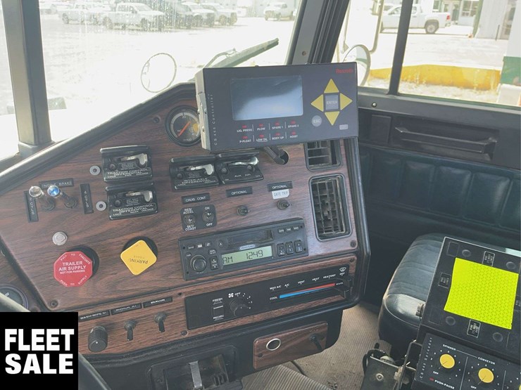 2001-freightliner-fld112-image-13