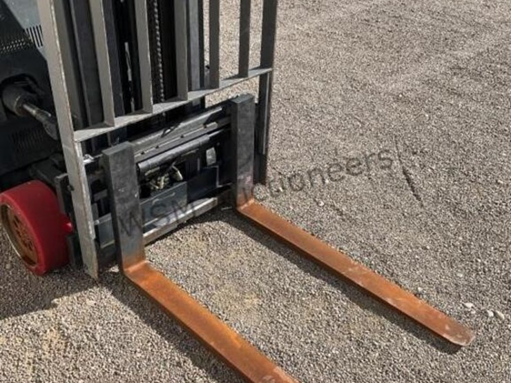 crown-3000-series-electric-order-picker-image-8