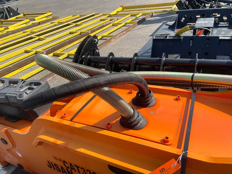 caterpillar-320-image-15