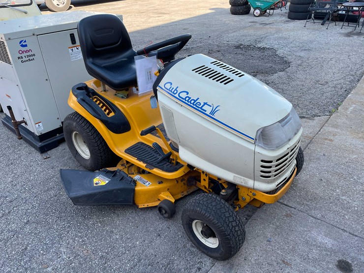 #3103-•-cub-cadet-riding-lawn-mower-(o3)-image-2
