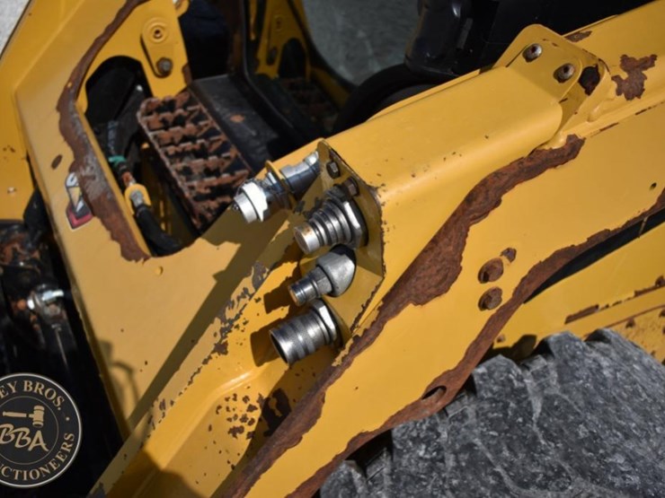 2019-caterpillar-242d3-image-31