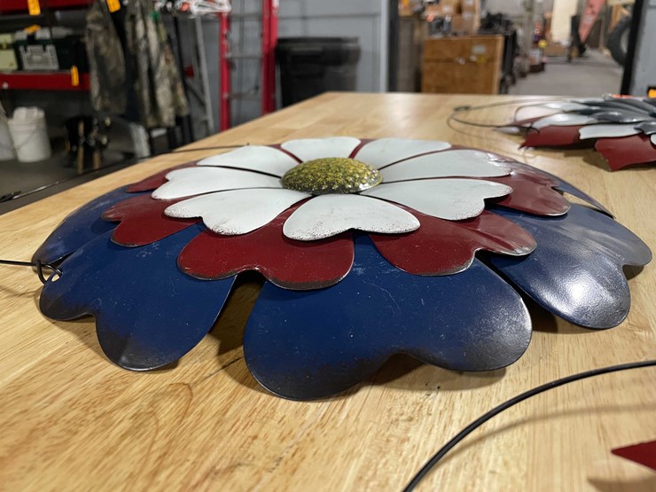 #3106-•-(4)-red-white-and-blue-hanging-metal-flowers-(t14)-image-9