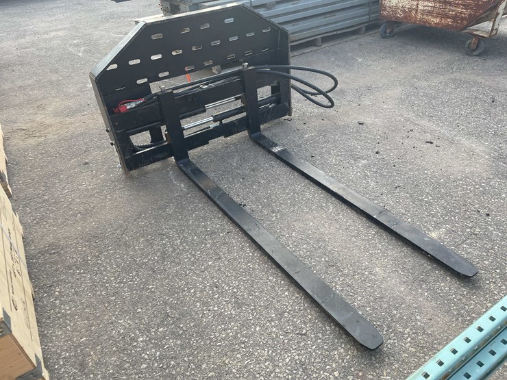 #3075-•-unused-quick-attach-hydraulic-skid-steer-forks-(o8)-image-4
