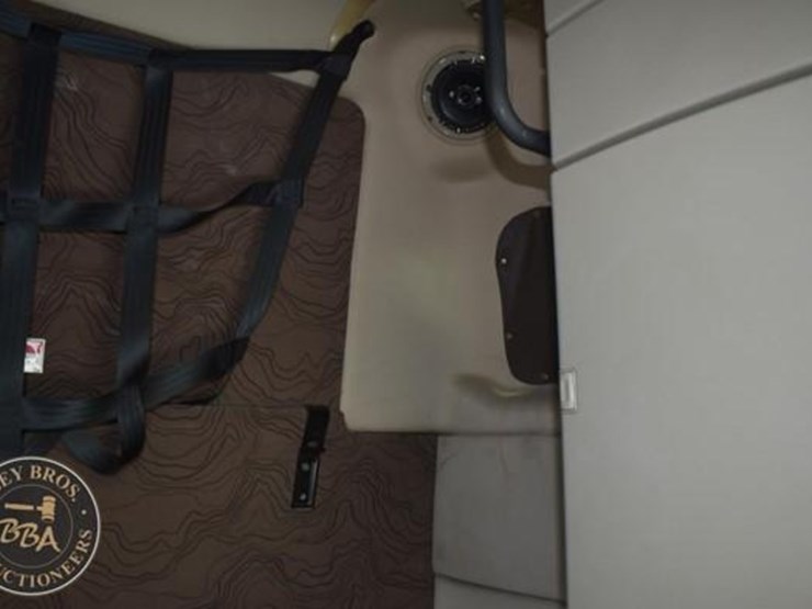 2014-volvo-vnl64t670-image-71