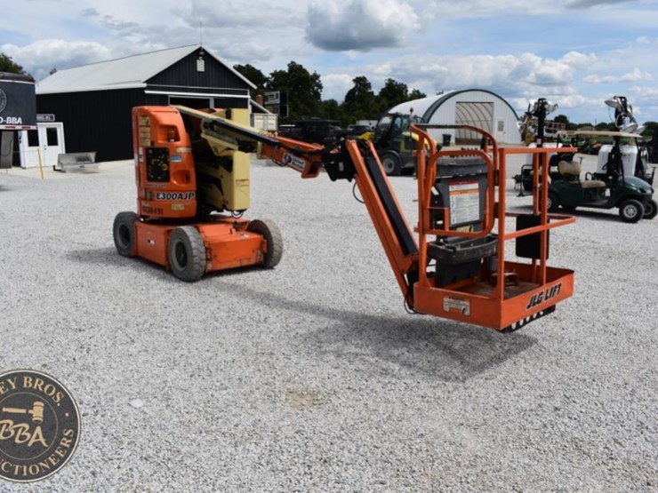 2013-jlg-e300ajp-image-34