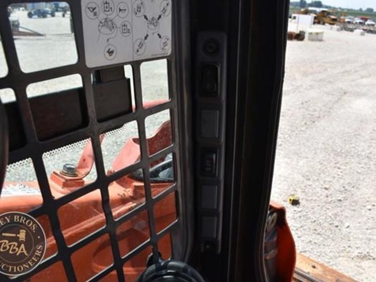 2017-kubota-ssv65-image-42