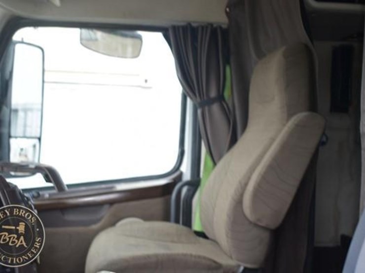 2014-volvo-vnl64t670-image-60
