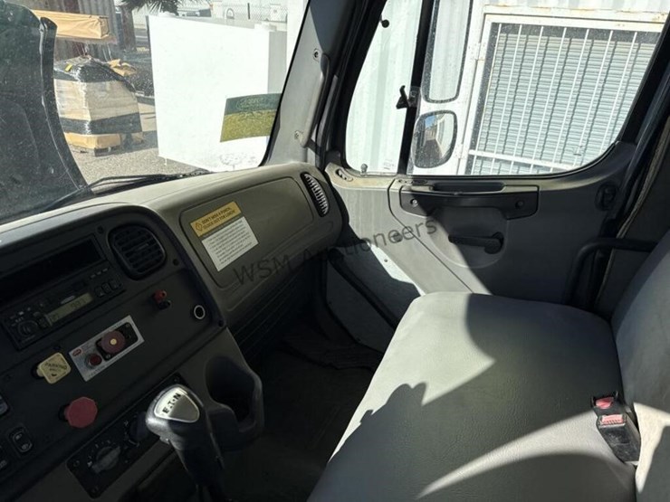 2005-freightliner-m2-f/b-image-26