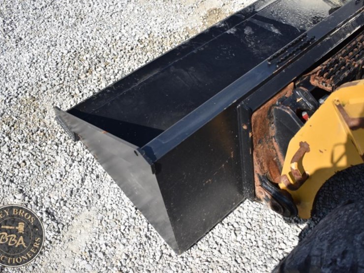 2019-caterpillar-242d3-image-30