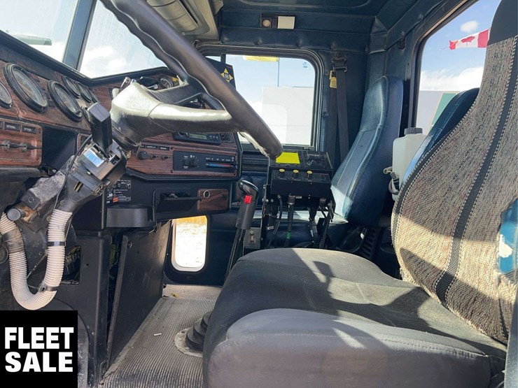 2001-freightliner-fld112-image-11