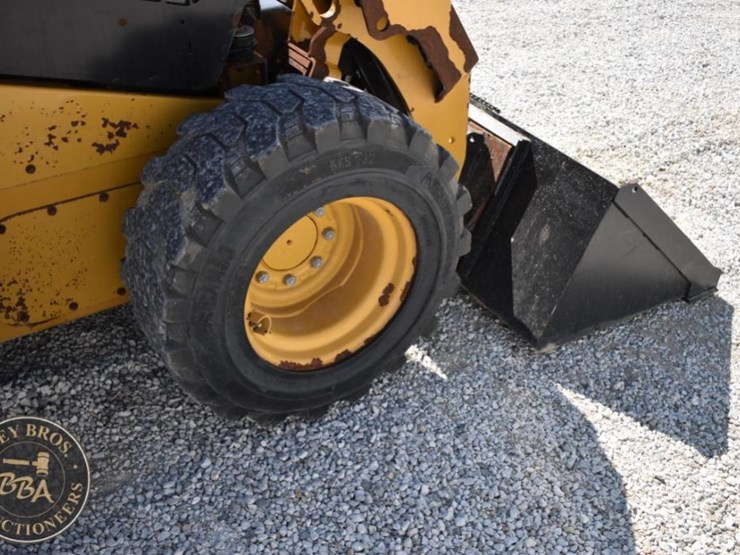 2019-caterpillar-242d3-image-23