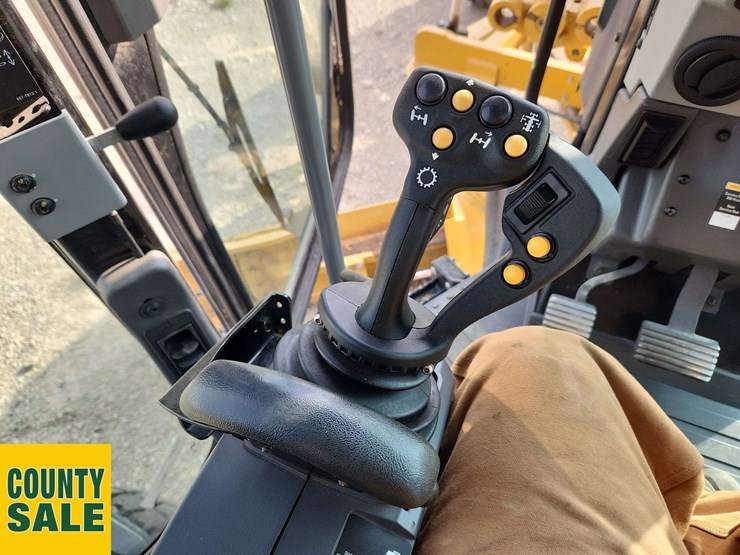 2020-caterpillar-150-awd-image-8