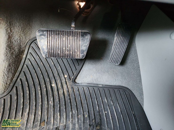 2011-volkswagen-routan-image-13