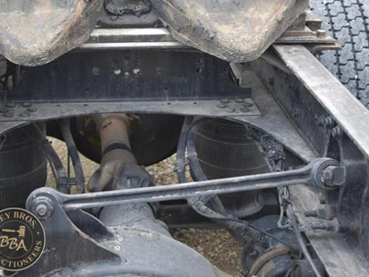 2014-volvo-vnl64t670-image-35