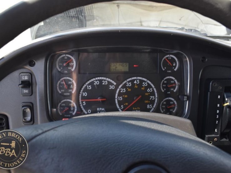 2009-freightliner-business-class-m2-106-image-15