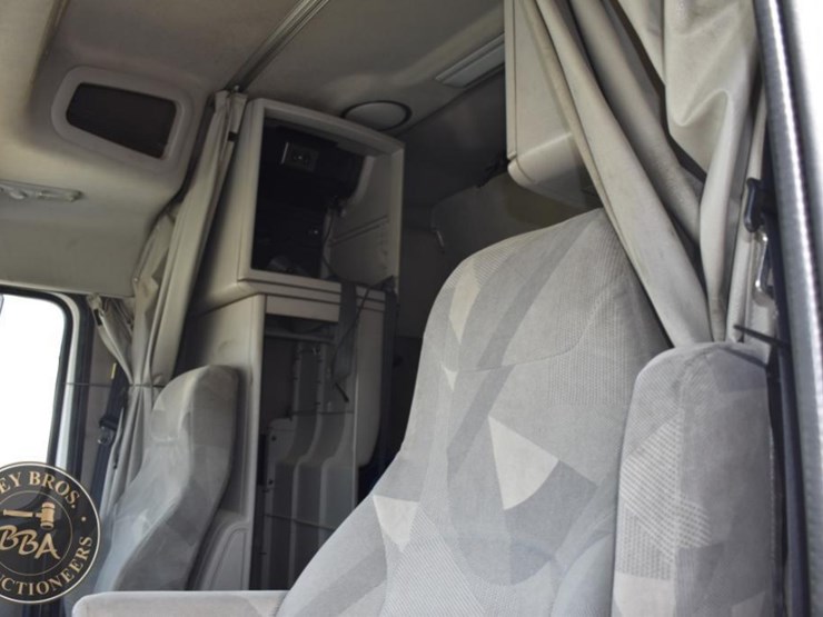 2009-volvo-vnl64t630-image-8