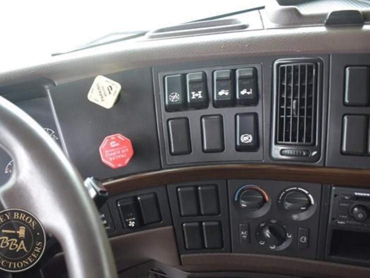 2014-volvo-vnl64t670-image-62