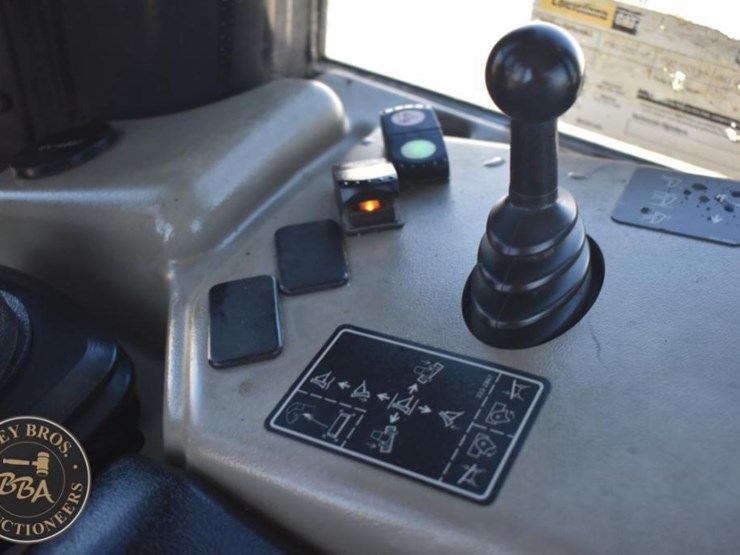 2020-caterpillar-d6n-lgp-image-78