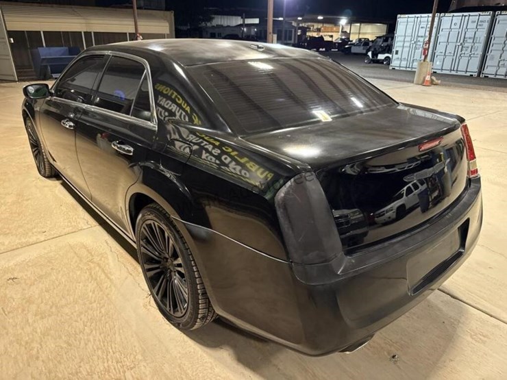 2011-chrysler-300-sdn-image-6