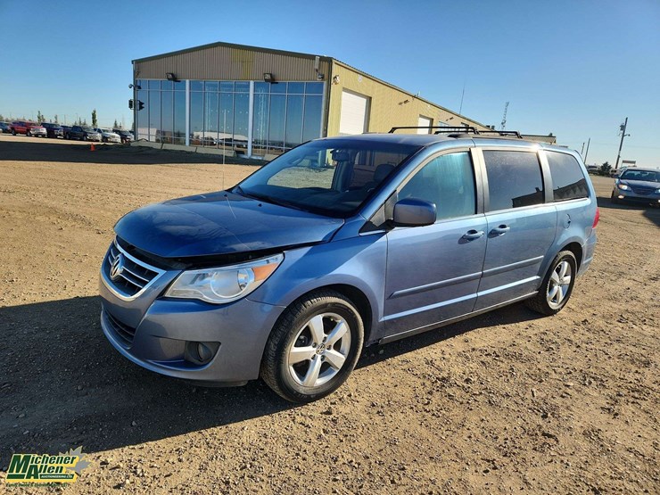 2011-volkswagen-routan-image-1
