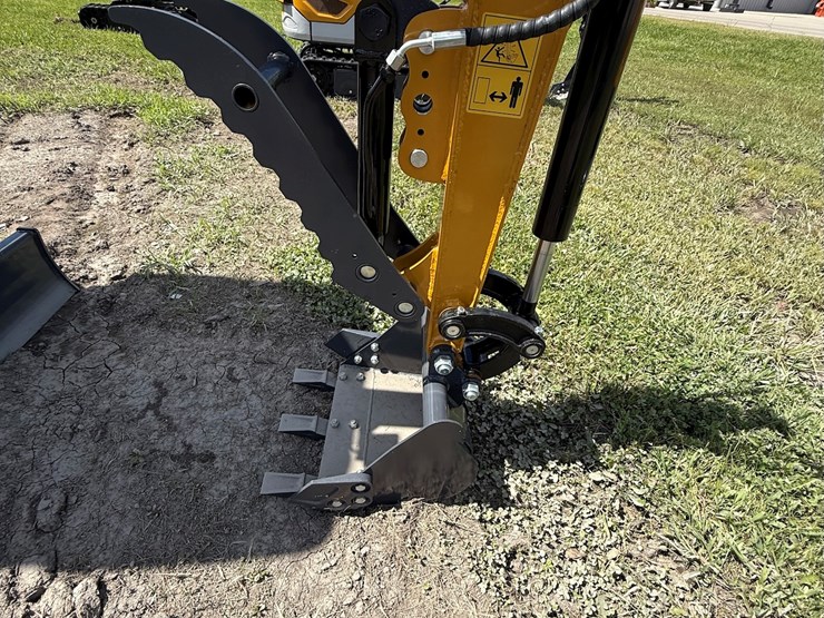 #607-•-2025-cfg-industrial-qk18r-hydraulic-track-type-mini-excavator-image-9