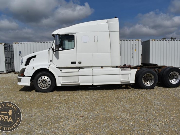 2009-volvo-vnl64t630-image-2