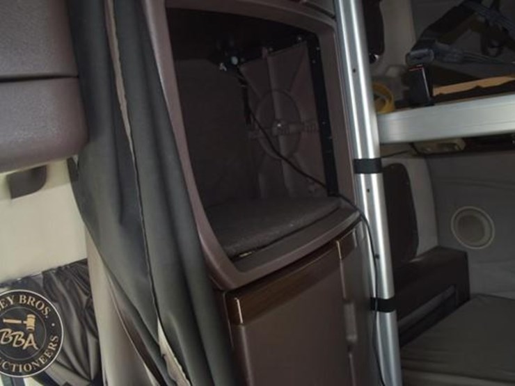 2014-volvo-vnl64t670-image-45