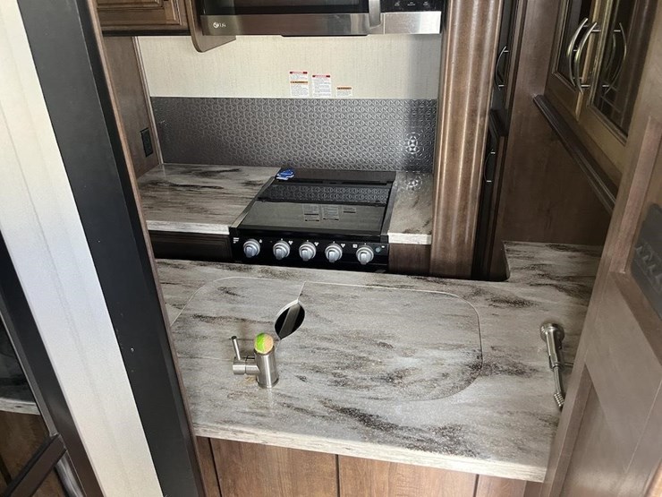 2017-sierra-5th-wheel-camper-image-10