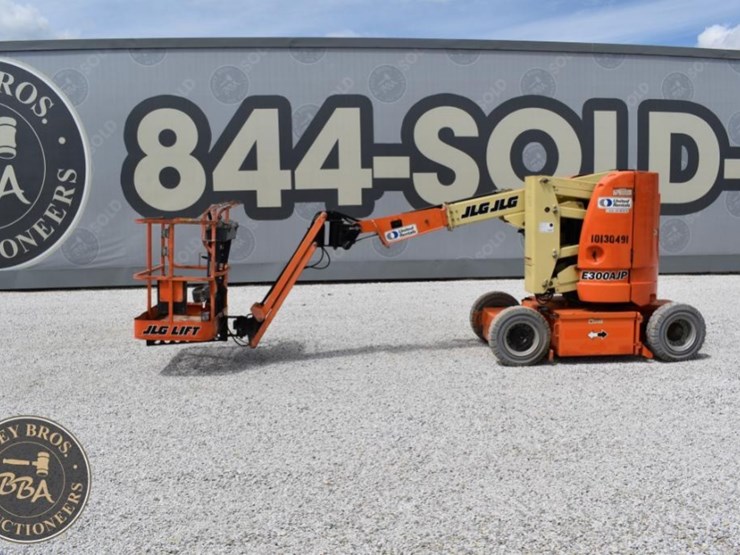 2013-jlg-e300ajp-image-4