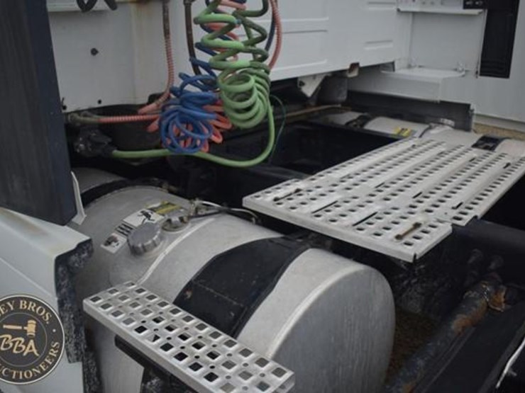 2014-volvo-vnl64t670-image-19