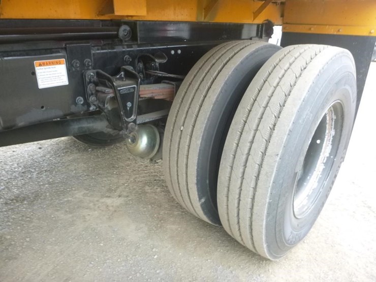 2004-freightliner-fl70-image-26