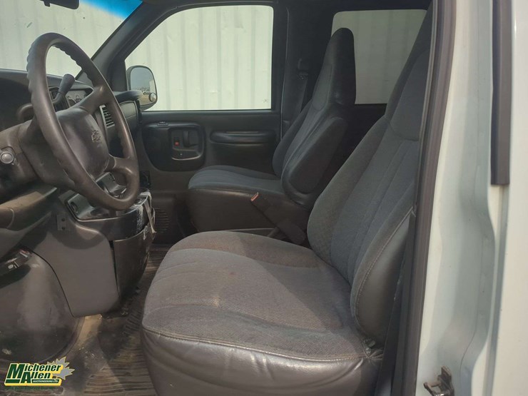 2001-chevrolet-express-3500-image-18