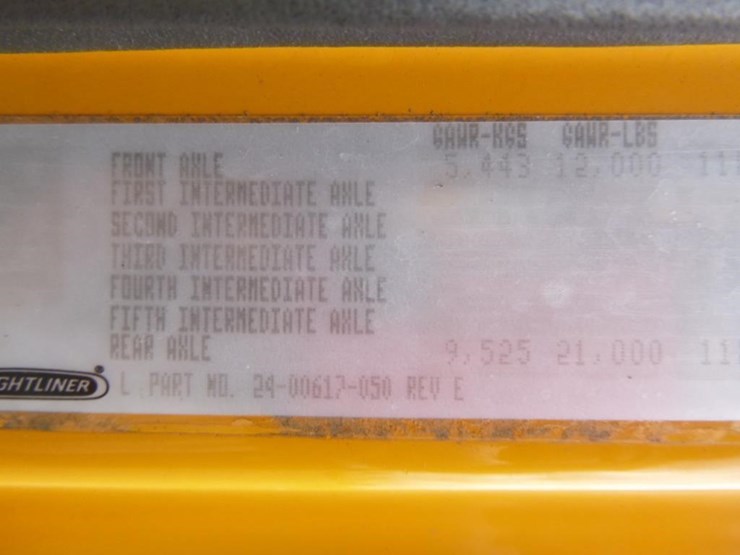 2004-freightliner-fl70-image-29