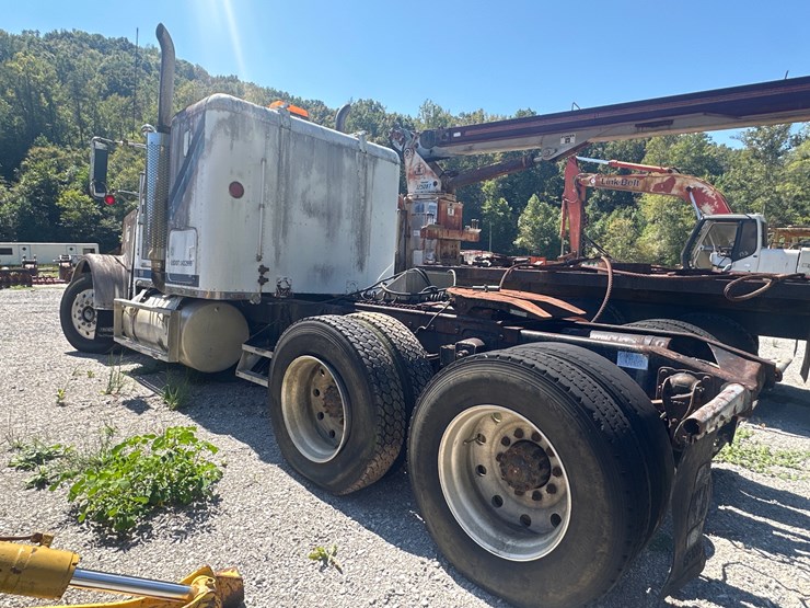 #130-•-1984-freightliner-flc-truck-image-3