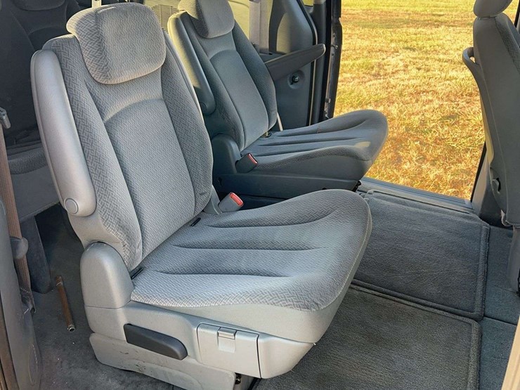 2006-chrysler-town-&-country-image-20