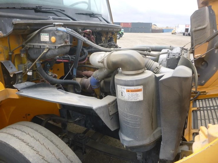 2004-freightliner-fl70-image-21