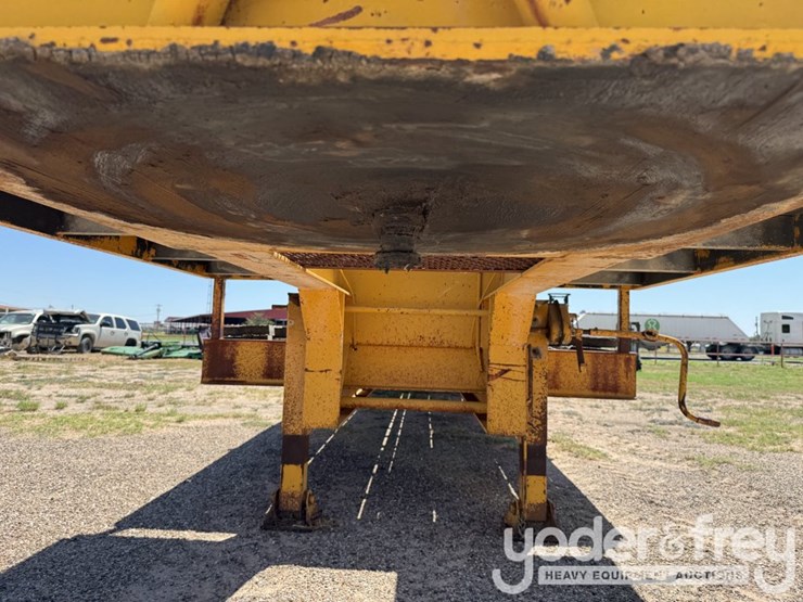 1983-century-tandem-axle-drop-deck-trailer,-dovetail,-ramps-image-15