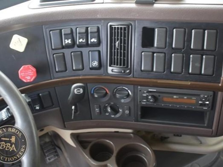 2014-volvo-vnl64t670-image-67