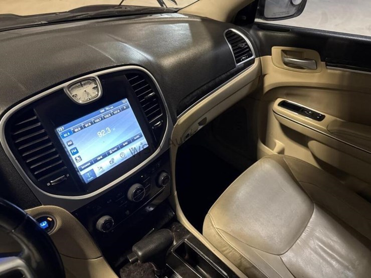 2011-chrysler-300-sdn-image-19