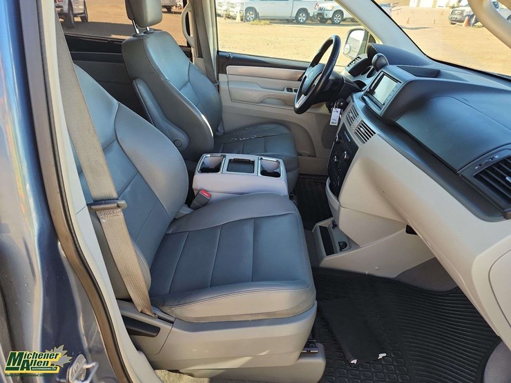 2011-volkswagen-routan-image-23