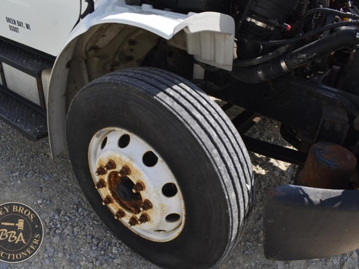2009-freightliner-business-class-m2-106-image-34