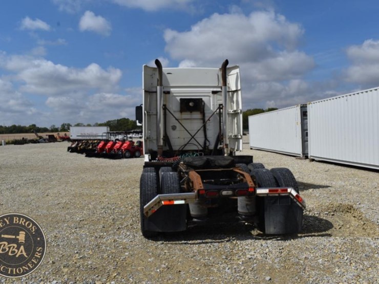 2009-volvo-vnl64t630-image-4
