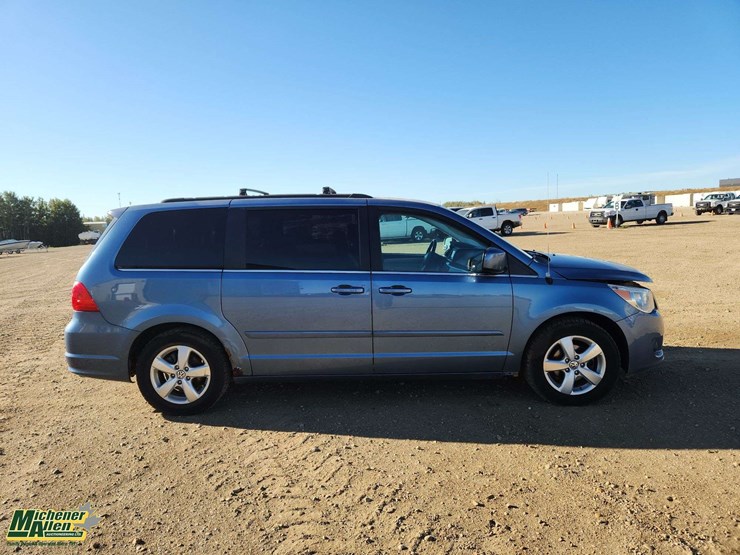 2011-volkswagen-routan-image-24
