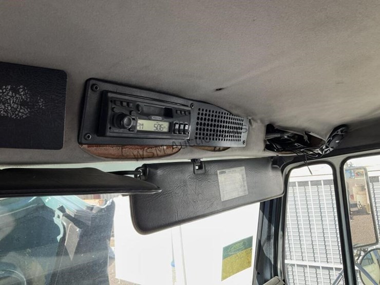 2003-freightliner-fl112-image-22