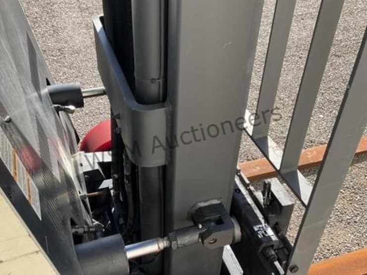 crown-3000-series-electric-order-picker-image-9