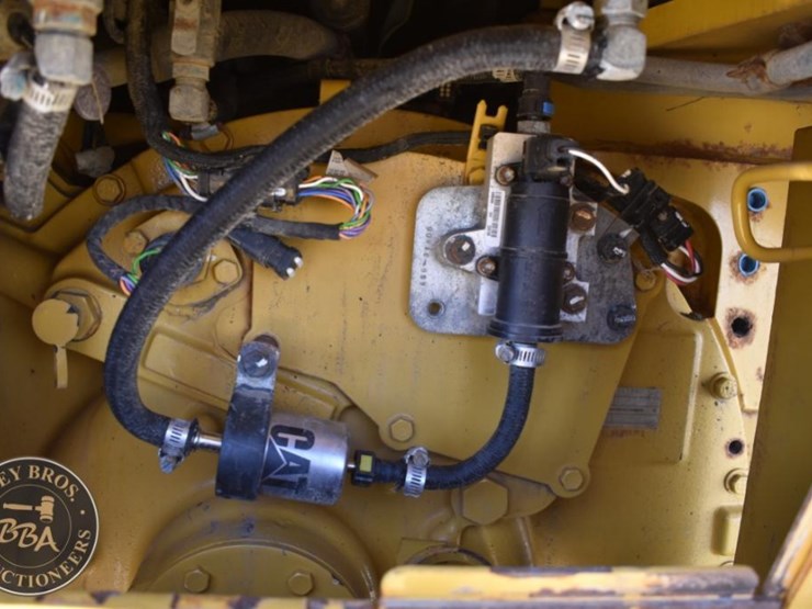 2020-caterpillar-d6n-lgp-image-63