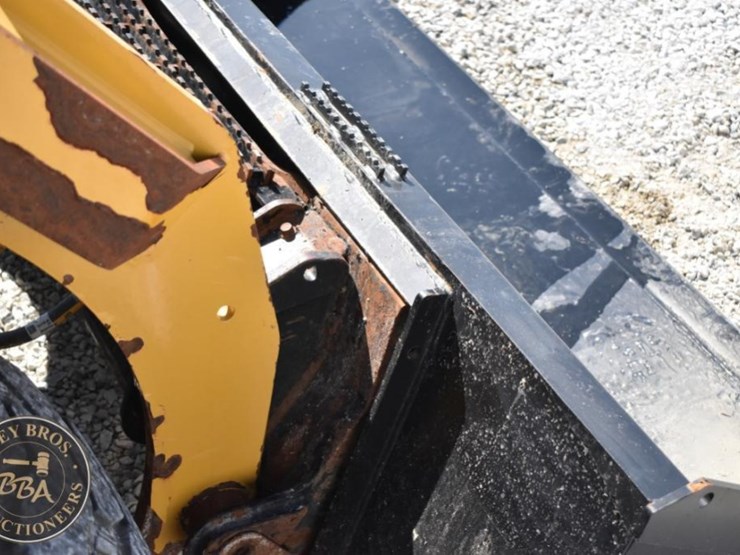 2019-caterpillar-242d3-image-27